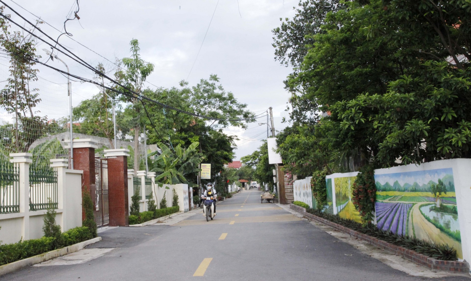 Giao thông nông thôn cải thiện và thuận lợi cho phát triển kinh tế - xã hội.