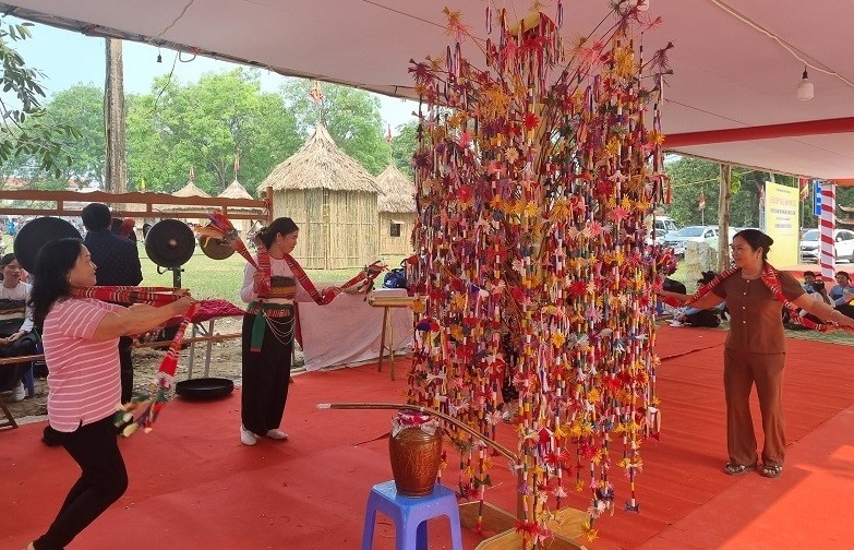 Trình diễn các di sản văn hoá phi vật thể tiêu biểu ở huyện Thọ Xuân Trình diễn các di sản văn hoá phi vật thể tiêu biểu ở huyện Thọ Xuân