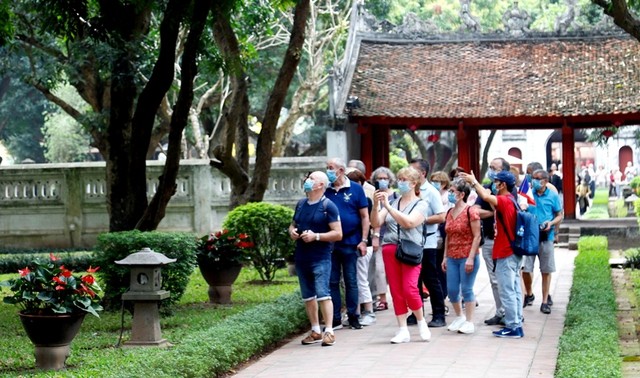 Du khách quốc tế tham quan tại di tích Văn Miếu - Quốc Tử Giám. Ảnh: VGP/Minh Anh  Du khách quốc tế tham quan tại di tích Văn Miếu - Quốc Tử Giám. Ảnh: VGP/Minh Anh