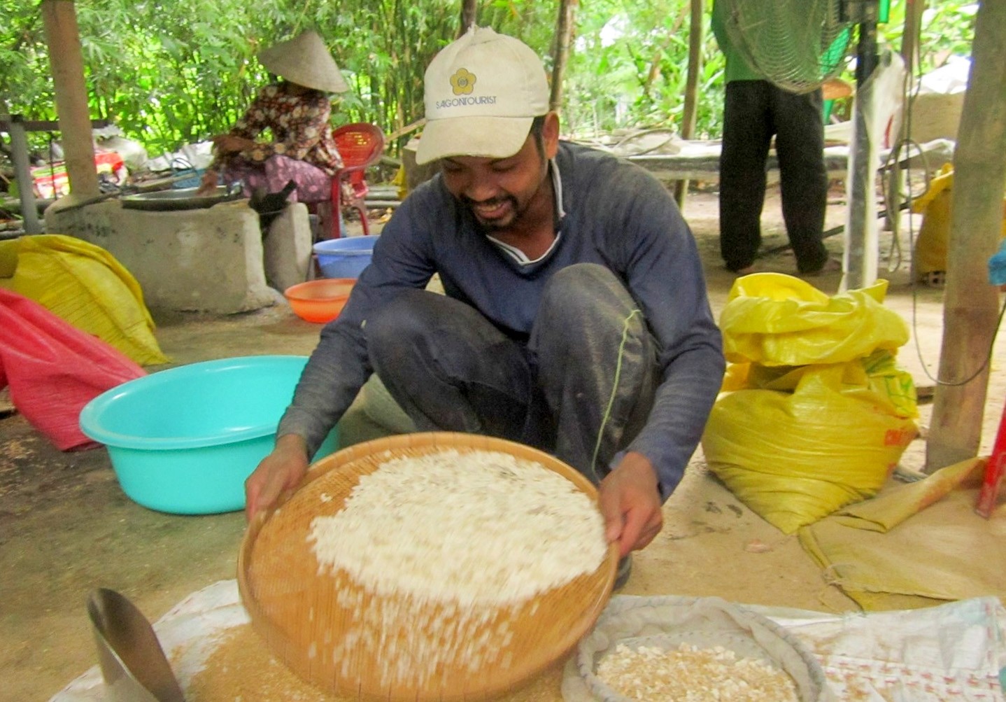 Có máy quết cốm đã giảm bớt chi phí nhân công