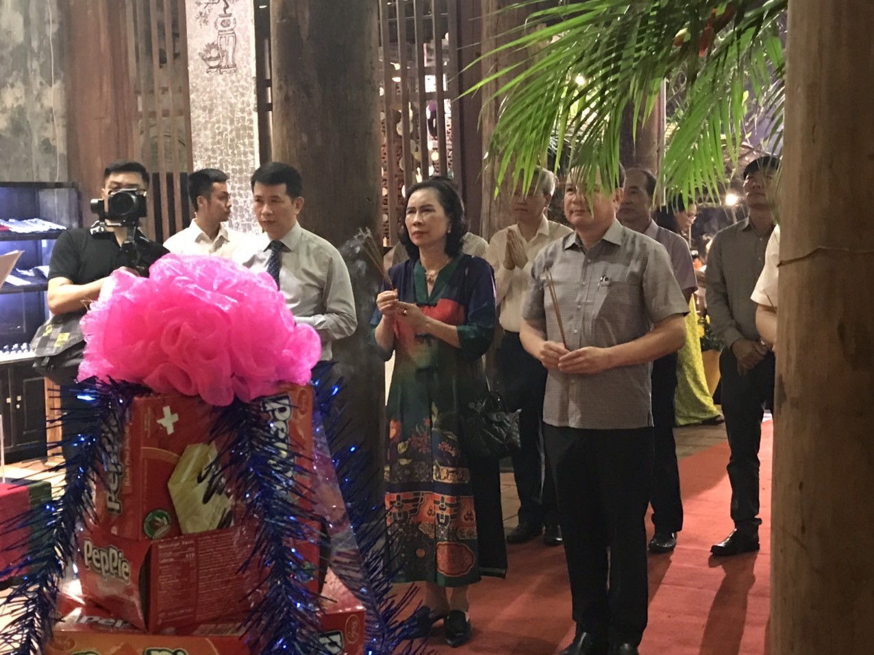 Các đại biểu dâng hương tại đền Kim Ngân