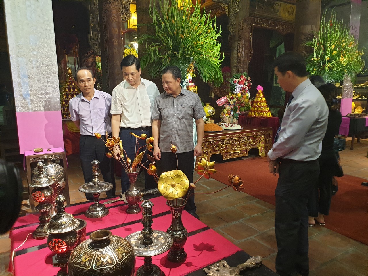 Ông Lê Văn Thanh – Thứ  trưởng Bộ Lao động – Thương binh và Xã hội tham quan gian hàng tại đình Kim Ngân Ông Lê Văn Thanh – Thứ  trưởng Bộ Lao động – Thương binh và Xã hội tham quan gian hàng tại đình Kim Ngân