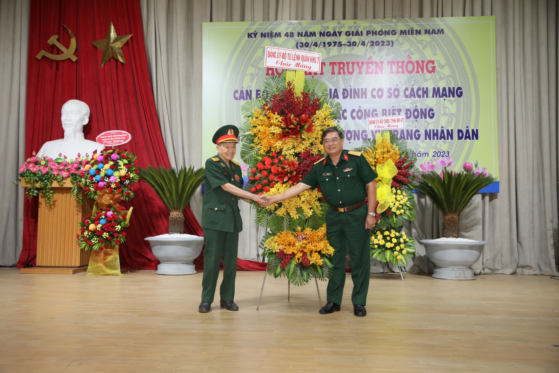 Đại tá Nguyễn Văn Tàu nhận hoa tri ân từ khách mời và đại biểu tham dự.