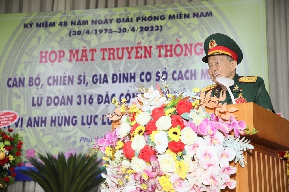 Đại tá Nguyễn Văn Tàu xúc động đọc bài thơ “Toàn thắng về ta” (Tố Hữu). Ảnh: Hồ Phát 