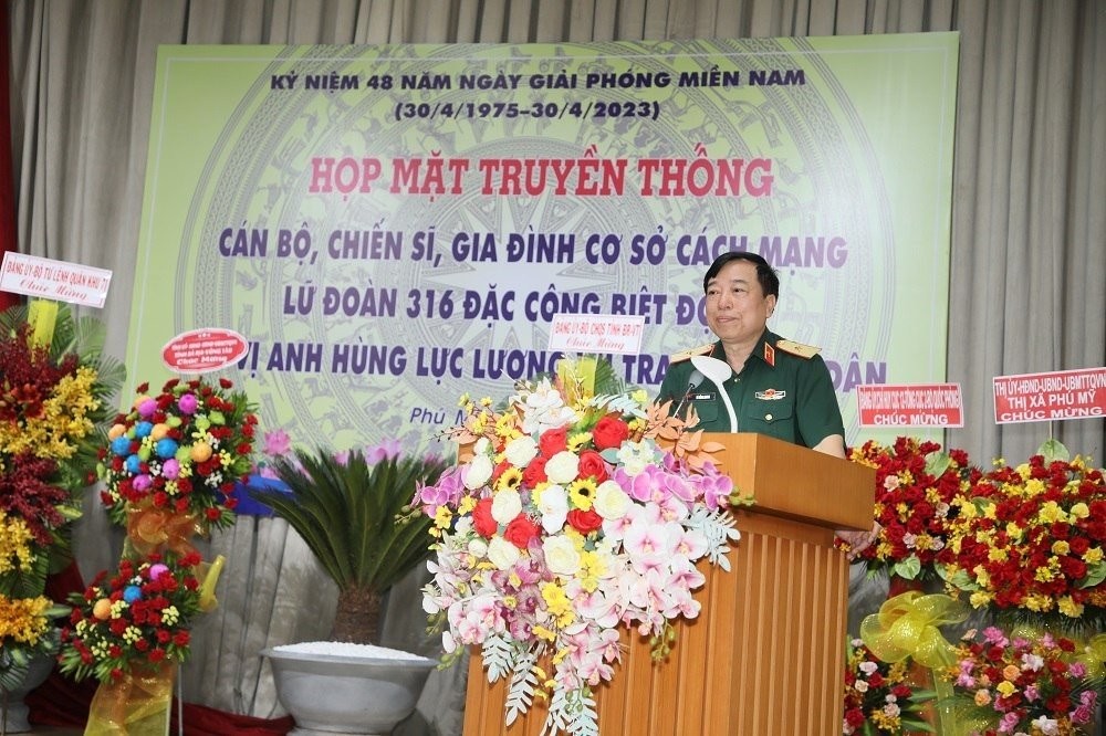 Đồng chí Chính ủy Bộ Tư lệnh Đặc công đọc báo cáo về lịch sử, truyền thống anh hùng và chiến công của đơn vị. Ảnh: Hồ Phát 