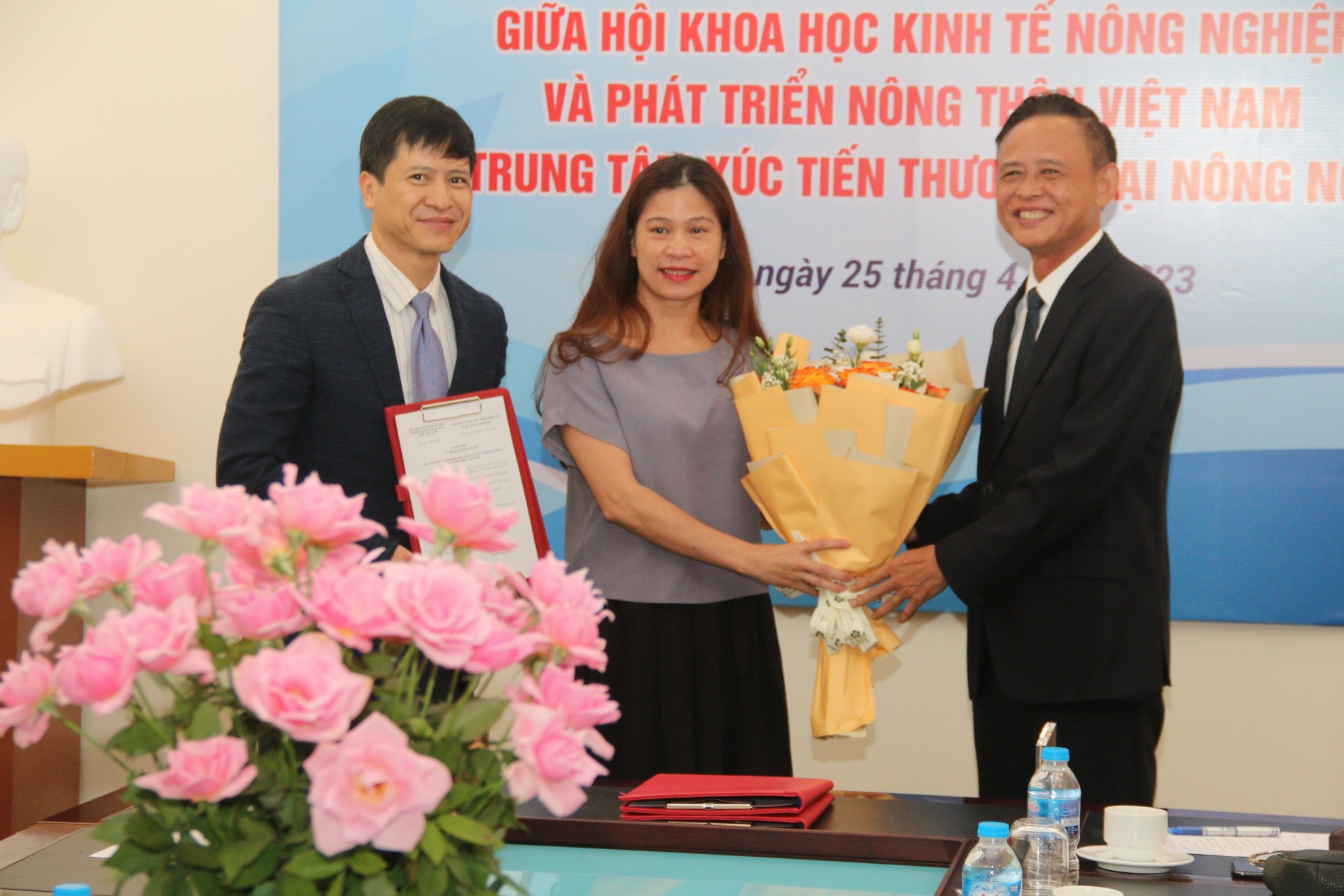 Chủ tịch Hội – TS. Hà Công Tuấn (phải) trao quyết định công nhận hội viên cho lãnh đạo Trung tâm. Chủ tịch Hội – TS. Hà Công Tuấn (phải) trao quyết định công nhận hội viên cho lãnh đạo Trung tâm.