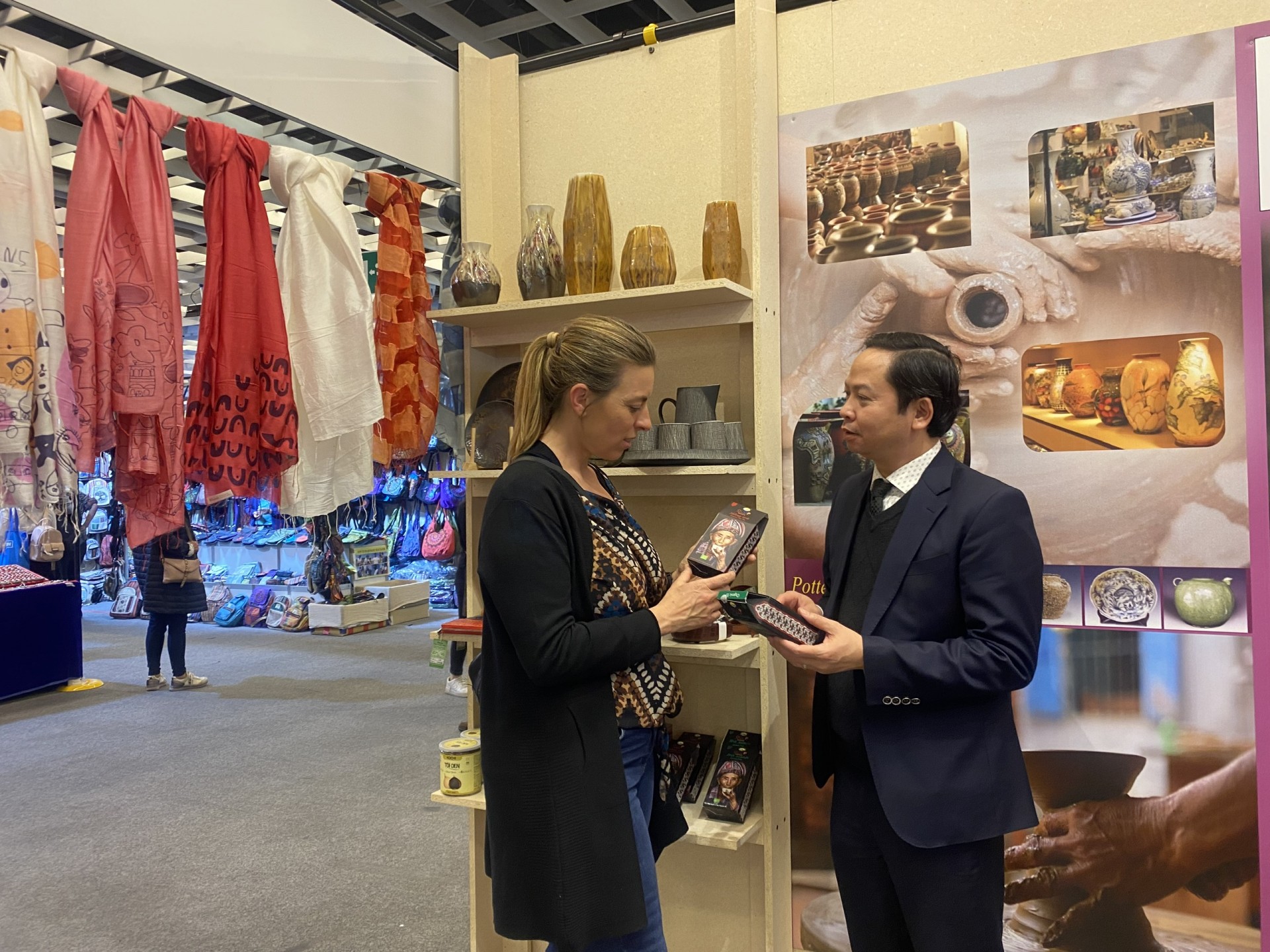 Thủ công mỹ nghệ Việt Nam được Bộ Nông nghiệp & Phát triển nông thôn xúc tiến tại MIDA 2023 (Italia) Thủ công mỹ nghệ Việt Nam được Bộ Nông nghiệp & Phát triển nông thôn xúc tiến tại MIDA 2023 (Italia)