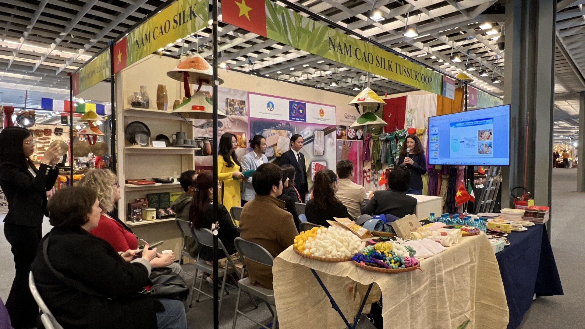 Thủ công mỹ nghệ Việt Nam được Bộ Nông nghiệp & Phát triển nông thôn xúc tiến tại MIDA 2023 (Italia) Thủ công mỹ nghệ Việt Nam được Bộ Nông nghiệp & Phát triển nông thôn xúc tiến tại MIDA 2023 (Italia)