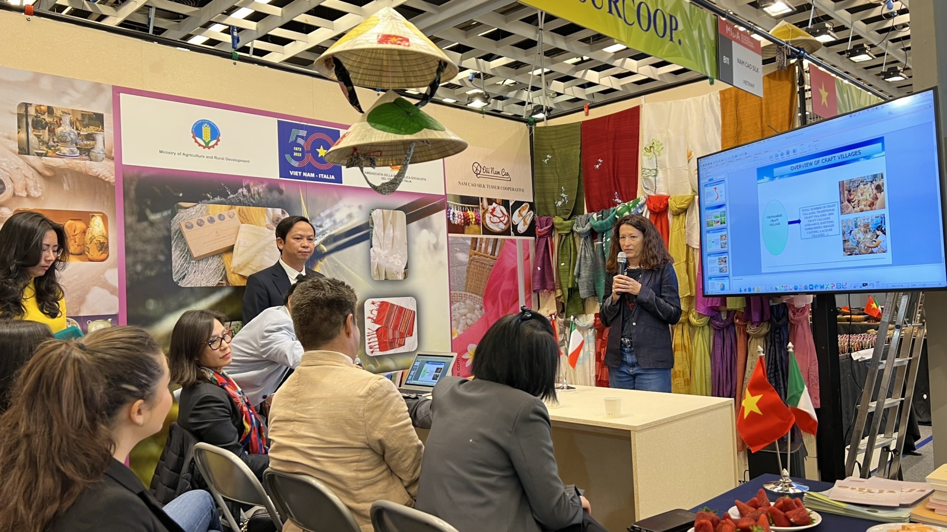 Thủ công mỹ nghệ Việt Nam được Bộ Nông nghiệp & Phát triển nông thôn xúc tiến tại MIDA 2023 (Italia) Thủ công mỹ nghệ Việt Nam được Bộ Nông nghiệp & Phát triển nông thôn xúc tiến tại MIDA 2023 (Italia)