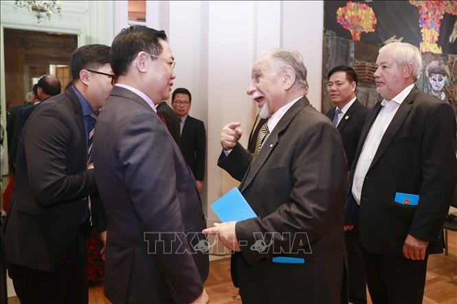 Chủ tịch Quốc hội Vương Đình Huệ với đại biểu. Ảnh: Doãn Tấn/TTXVN