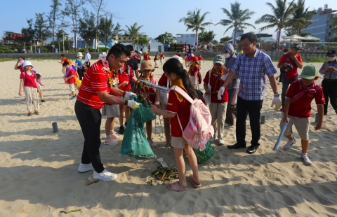 600 người nhặt rác hưởng ứng ngày hội "Biển Đà Nẵng mãi trong xanh"