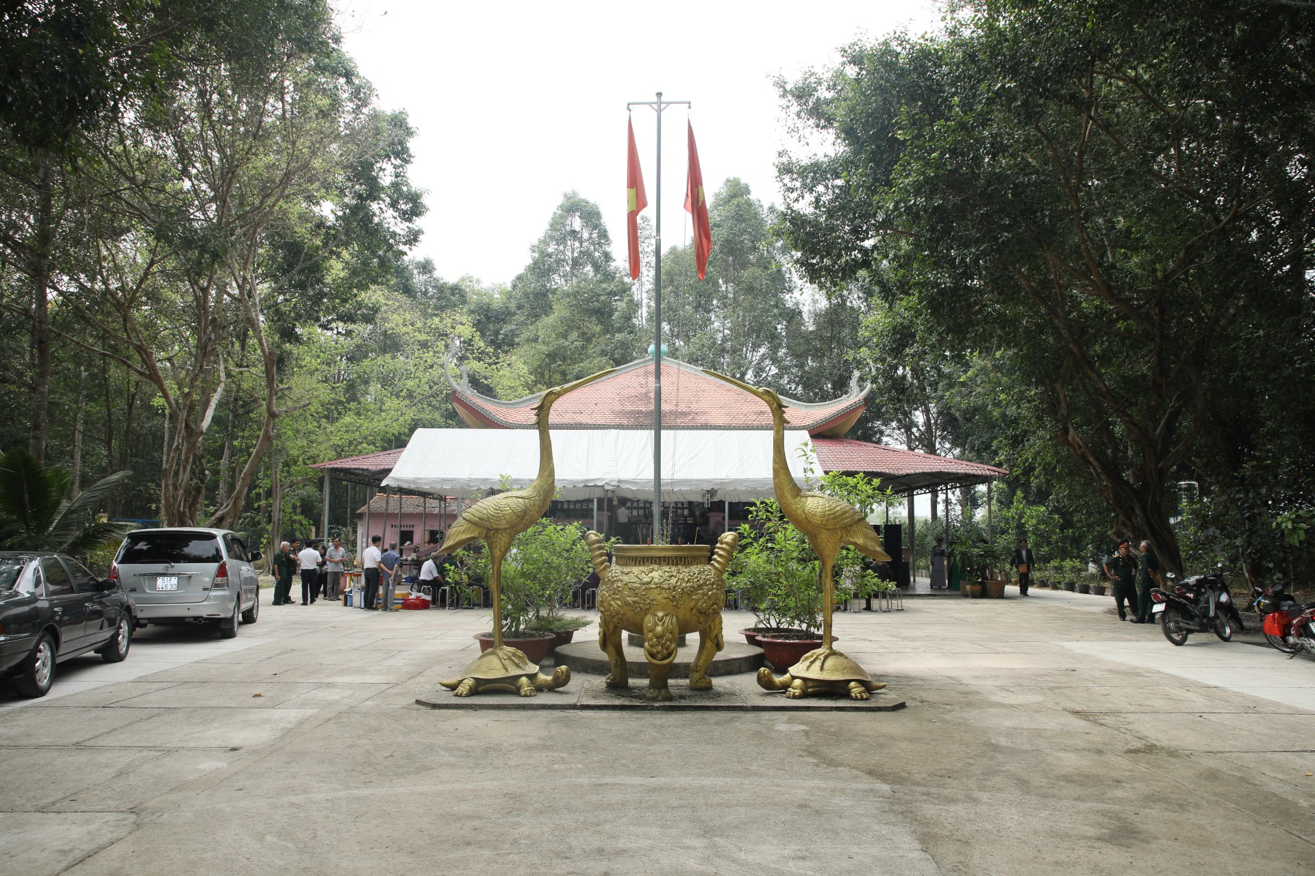 Lễ dâng hương tưởng niệm tại Đền Gia Định nhân Ngày Giải phóng miền Nam Lễ dâng hương tưởng niệm tại Đền Gia Định nhân Ngày Giải phóng miền Nam