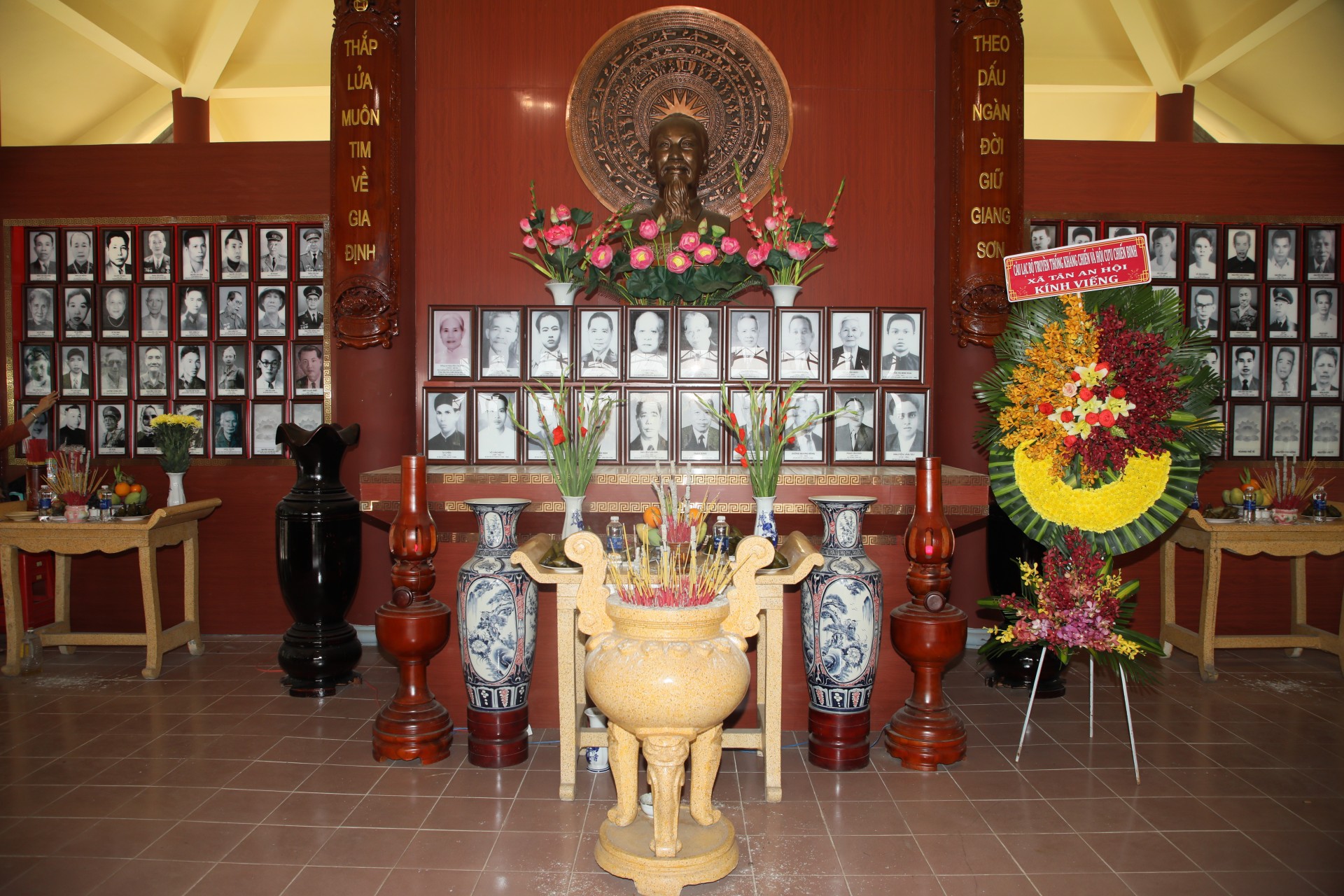 Lễ dâng hương tưởng niệm tại Đền Gia Định nhân Ngày Giải phóng miền Nam Lễ dâng hương tưởng niệm tại Đền Gia Định nhân Ngày Giải phóng miền Nam