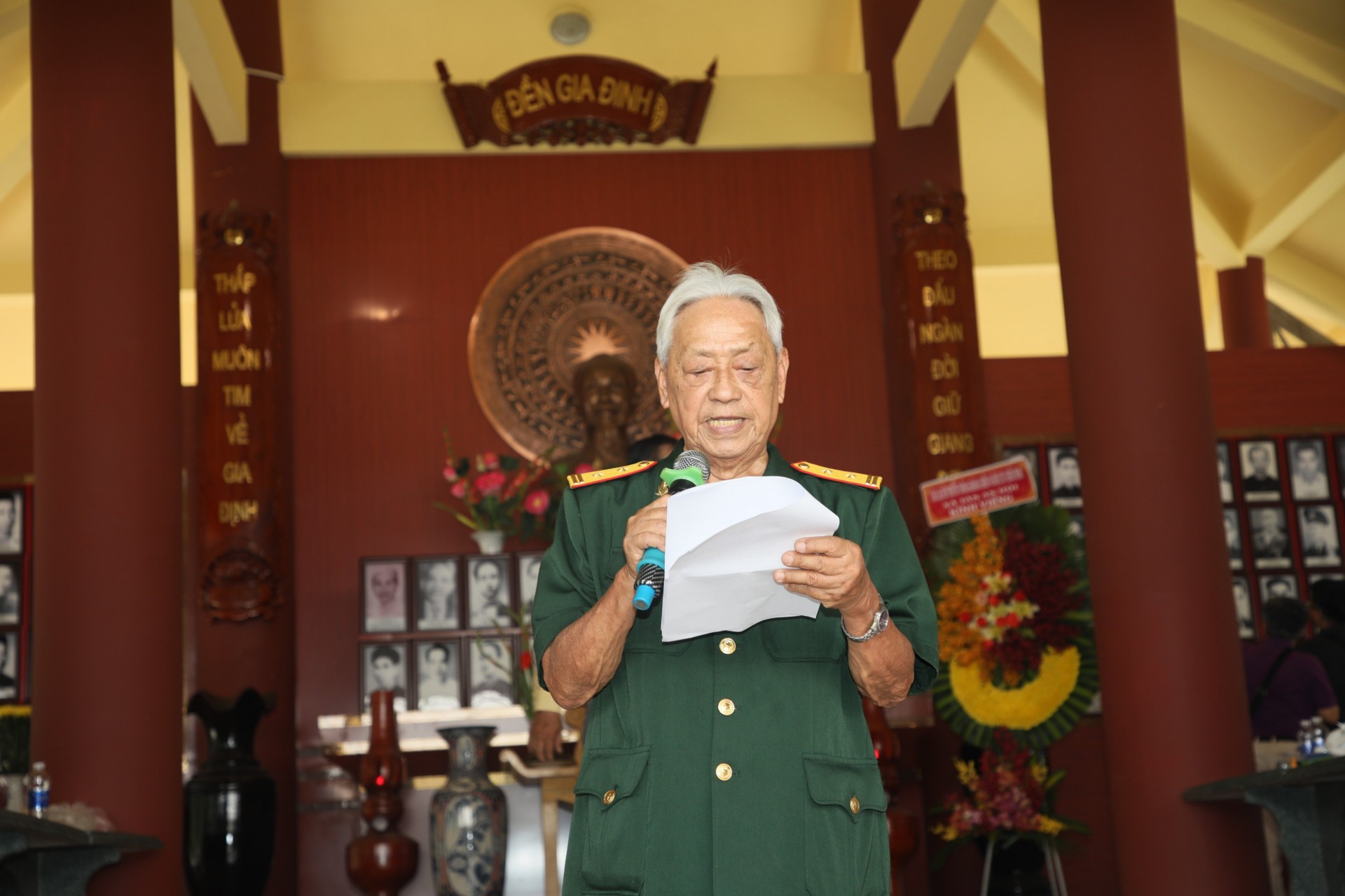 Lễ dâng hương tưởng niệm tại Đền Gia Định nhân Ngày Giải phóng miền Nam Lễ dâng hương tưởng niệm tại Đền Gia Định nhân Ngày Giải phóng miền Nam