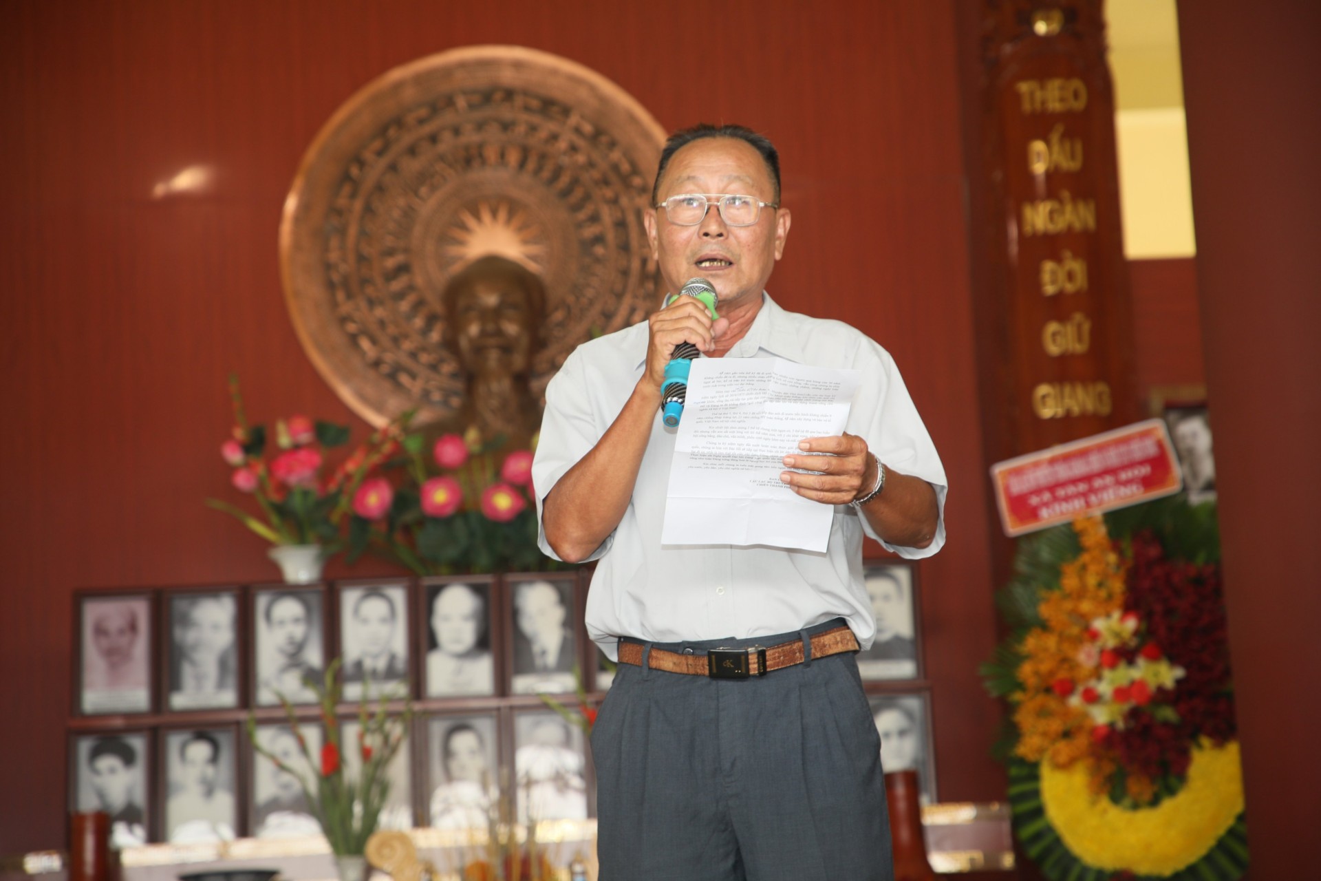 Lễ dâng hương tưởng niệm tại Đền Gia Định nhân Ngày Giải phóng miền Nam Lễ dâng hương tưởng niệm tại Đền Gia Định nhân Ngày Giải phóng miền Nam