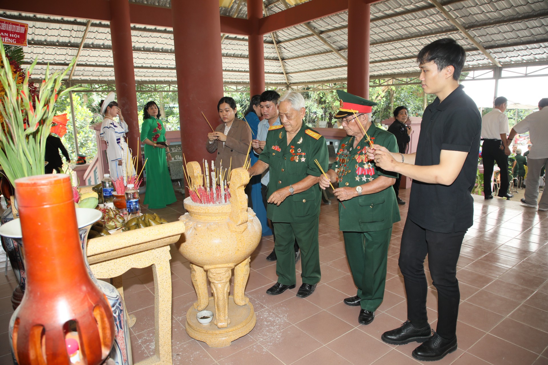 Lễ dâng hương tưởng niệm tại Đền Gia Định nhân Ngày Giải phóng miền Nam
