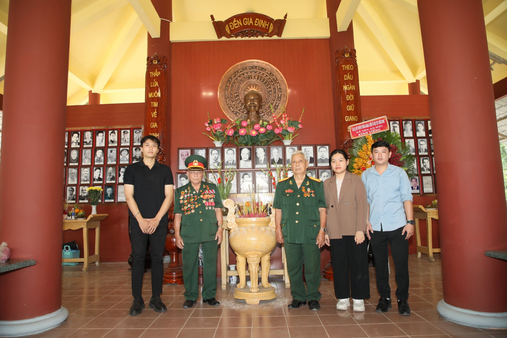 Lễ dâng hương tưởng niệm tại Đền Gia Định nhân Ngày Giải phóng miền Nam Lễ dâng hương tưởng niệm tại Đền Gia Định nhân Ngày Giải phóng miền Nam