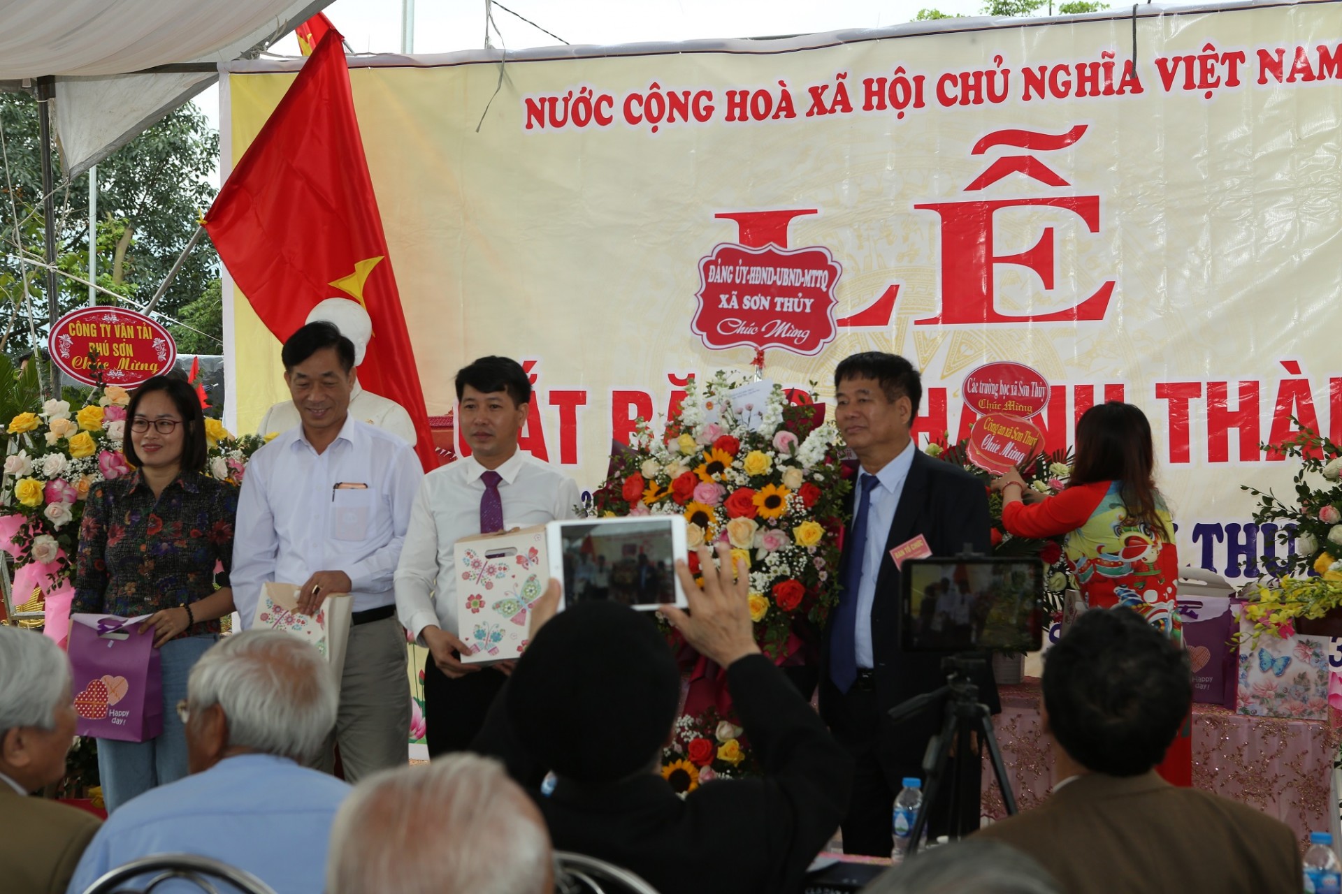 Xã Sơn Thuỷ, huyện Thanh Thuỷ, tỉnh Phú Thọ: Long trọng tổ chức lễ khánh thành cổng làng Sơn Vi Xã Sơn Thuỷ, huyện Thanh Thuỷ, tỉnh Phú Thọ: Long trọng tổ chức lễ khánh thành cổng làng Sơn Vi