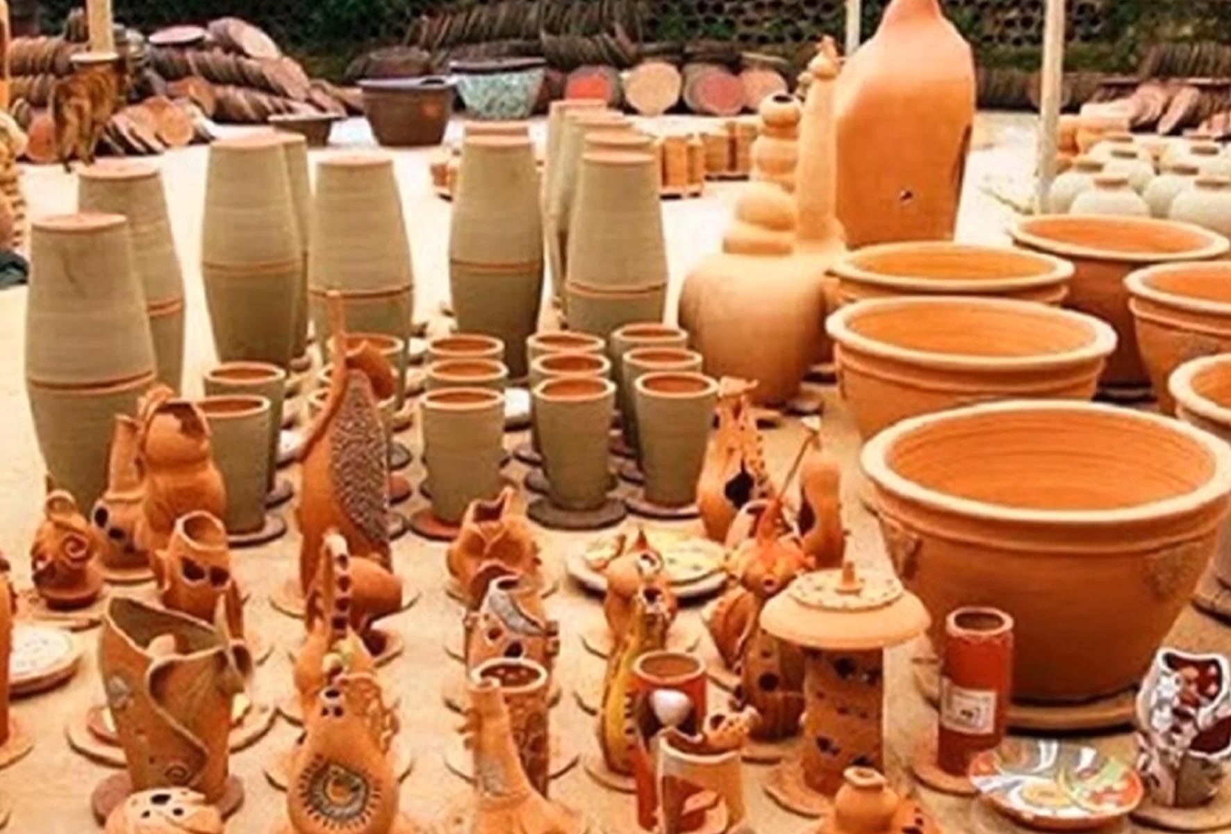 Từ đời này qua đời khác, nghề gốm gắn bó sâu nặng với cuộc sống nơi đây, làm nên sự phồn thịnh của một làng nghề. Từ đời này qua đời khác, nghề gốm gắn bó sâu nặng với cuộc sống nơi đây, làm nên sự phồn thịnh của một làng nghề.