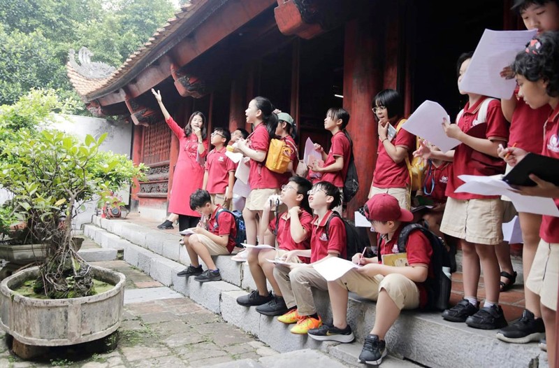 Học sinh Trường Tiểu học Vinschool Metropolis tìm hiểu về ngói mũi hài truyền thống và linh vật trang trí trên nóc tòa Bái đường tại Khu di tích Văn Miếu - Quốc Tử Giám. Học sinh Trường Tiểu học Vinschool Metropolis tìm hiểu về ngói mũi hài truyền thống và linh vật trang trí trên nóc tòa Bái đường tại Khu di tích Văn Miếu - Quốc Tử Giám.