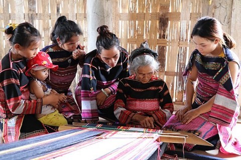 Cần cải tiến để bảo tồn và phát triển nghề dệt thổ cẩm của đồng bào các DTTS ở Điện Biên