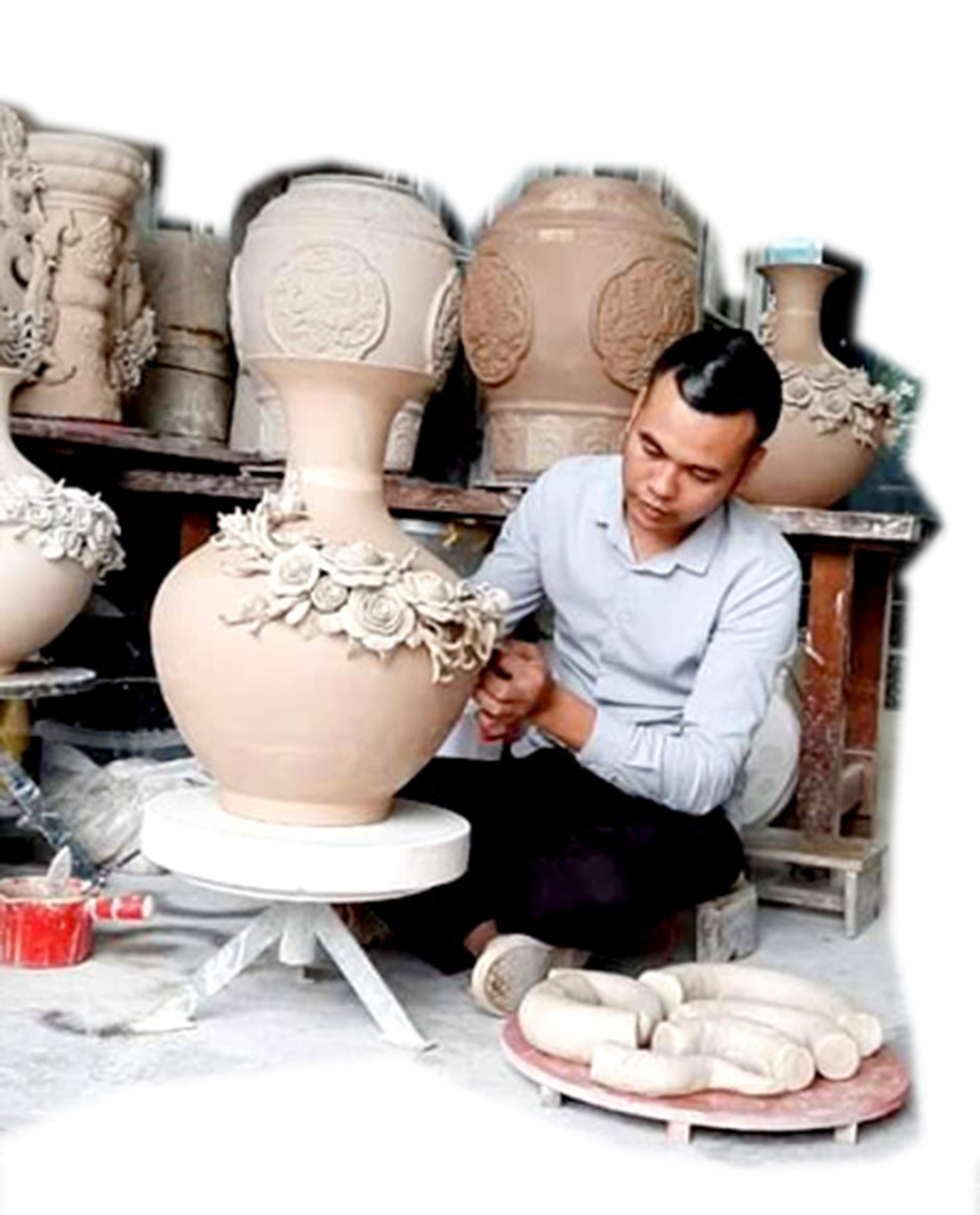 Nghệ nhân Đồng Văn Duy - Trưởng cơ sở sản xuất Gốm Duy. Nghệ nhân Đồng Văn Duy - Trưởng cơ sở sản xuất Gốm Duy.