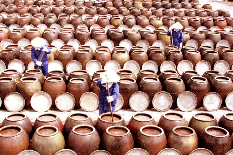 Nước mắm Cát Hải, qua bàn tay khéo léo, sự tần tảo chịu thương chịu khó và trên hết là tấm lòng của những người thợ đã chiếm lĩnh được sự yêu mến của khách hàng gần xa.