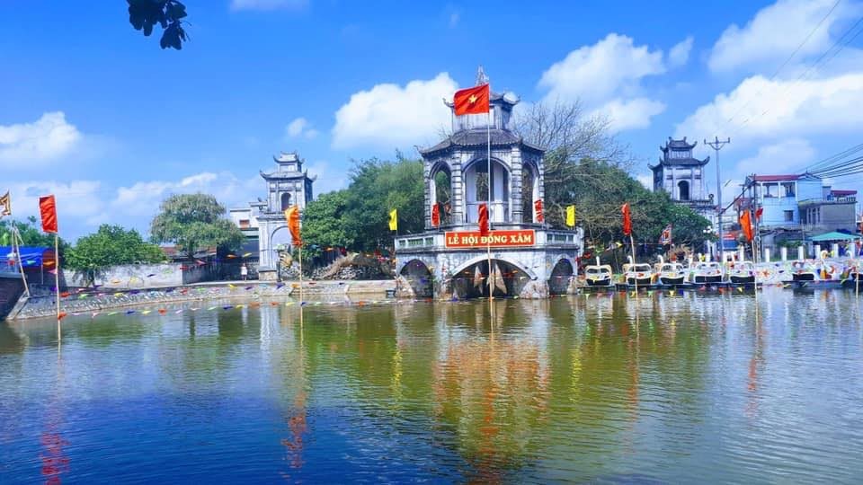 Đền Đồng Xâm huyện Kiến Xương (Tỉnh Thái Bình) thuộc vùng Đồng Bằng Sông Hồng, là cả một quần thể di tích lịch sử trong đó thờ Triệu Vũ Đế, đền thờ Trình Thị Hoàng hậu (vợ vua Triệu Vũ Đế) và đền thờ Nguyễn Kim Lâu (vị tổ nghề chạm bạc truyền thống cổ tru