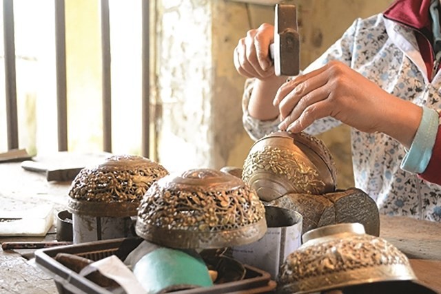 Nét chạm trổ tinh xảo trên các sản phẩm của làng nghề Đồng Xâm.