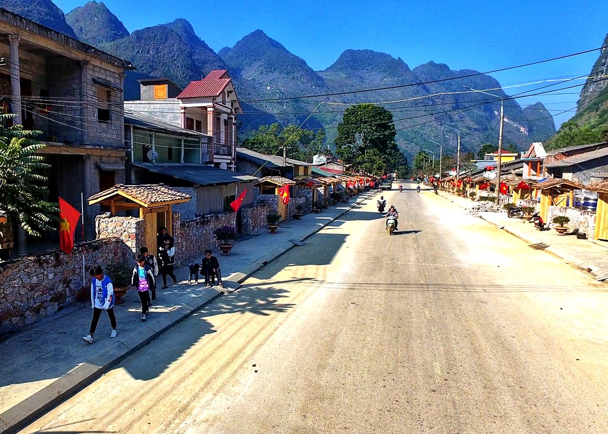 Người dân xã Pả Vi (Mèo Vạc) chú trọng bảo đảm vệ sinh môi trường, giữ gìn văn hóa truyền thống để phát triển du lịch. Người dân xã Pả Vi (Mèo Vạc) chú trọng bảo đảm vệ sinh môi trường, giữ gìn văn hóa truyền thống để phát triển du lịch.