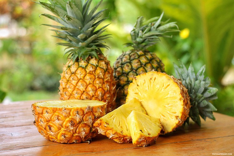 Những thành phần trong quả dứa giúp nuôi dưỡng làn da từ bên trong, tái tạo và phục hồi làn da tươi trẻ. Những thành phần trong quả dứa giúp nuôi dưỡng làn da từ bên trong, tái tạo và phục hồi làn da tươi trẻ.