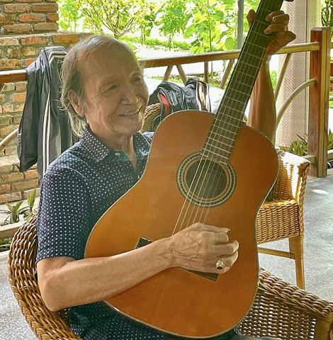 Nghệ nhân hơn 40 năm làm đàn ghi ta thủ công