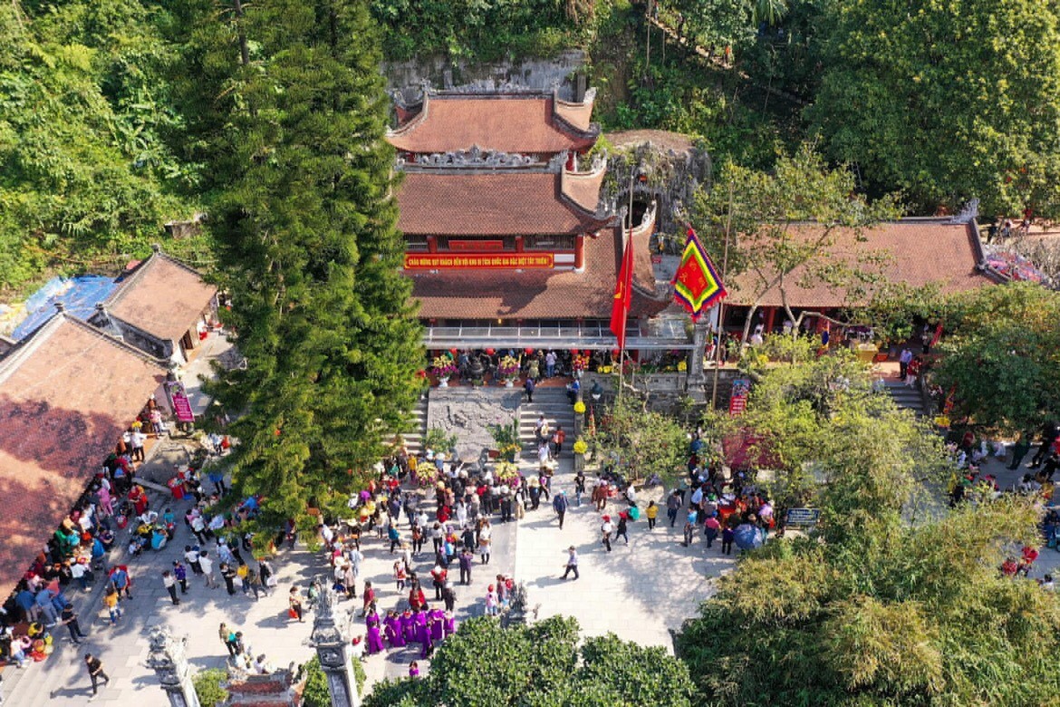 Khu danh thắng Tây Thiên, huyện Tam Đảo thu hút lượng lớn du khách đến chiêm bái, cầu một năm mới bình an. Khu danh thắng Tây Thiên, huyện Tam Đảo thu hút lượng lớn du khách đến chiêm bái, cầu một năm mới bình an.