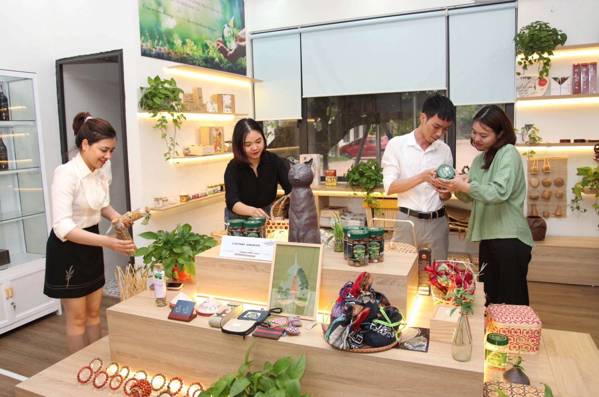 Các bộ quà tặng sản phẩm OCOP của tỉnh tại Công ty Cổ phần Thương mại và Du lịch Quốc tế Tsubame (Vĩnh Yên) được khách hàng đánh giá cao