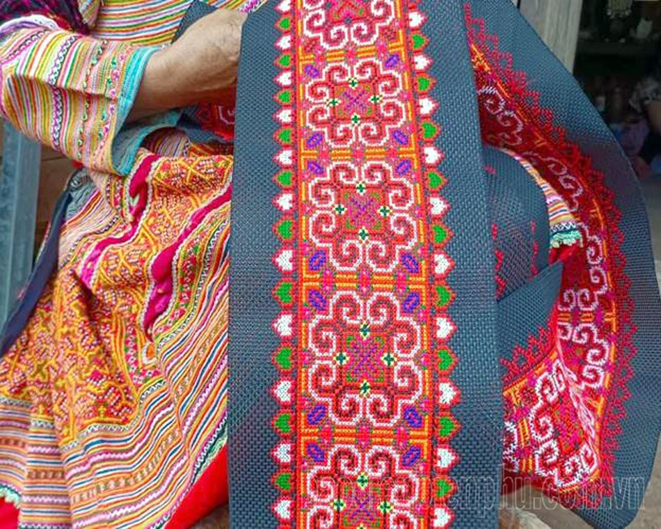 Vẻ đẹp trang phục nữ Mông Hoa Vẻ đẹp trang phục nữ Mông Hoa