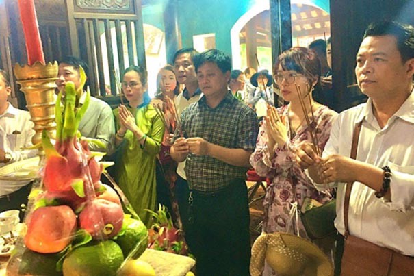 Lãnh đạo Hiệp hội Yến sào Việt Nam dâng hương cúng tổ