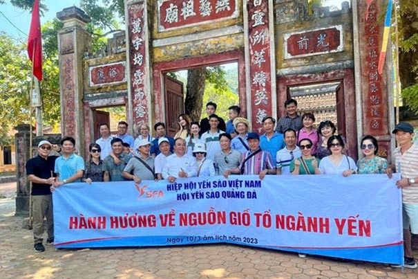 Mọi người chụp ảnh kỷ niệm nhân ngày giỗ tổ nghề yến