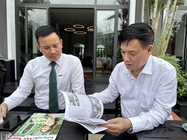 Tổng biên tập Nguyễn Văn Vũ (bên phải) giới thiệu Tạp chí Làng nghề Việt Nam, đến bạn đọc Quảng Ninh Tổng biên tập Nguyễn Văn Vũ (bên phải) giới thiệu Tạp chí Làng nghề Việt Nam, đến bạn đọc Quảng Ninh