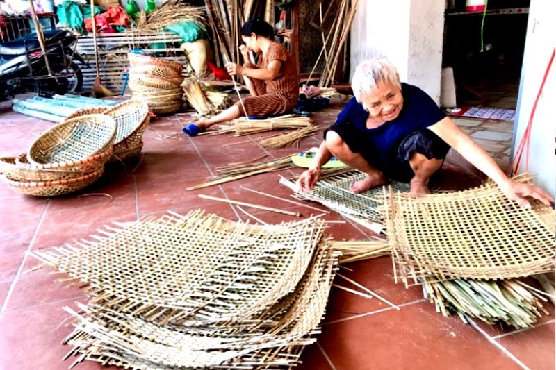 Cụ Nguyễn Thị Nhớn, 91 tuổi ở thôn Bẩy, xã Tăng Tiến đan những chiếc xảo tre phục vụ khách hàng.