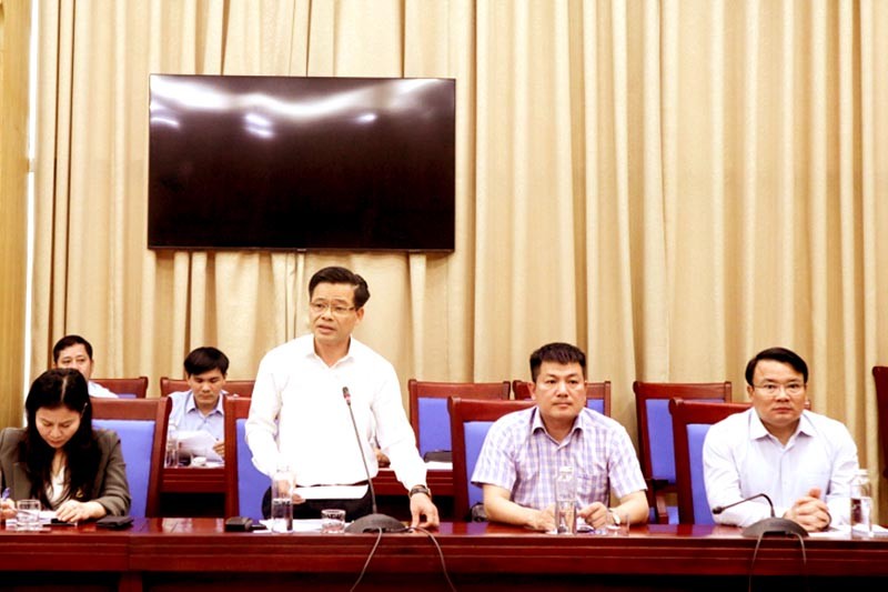 Ông Nguyễn Văn Hằng - Phó Chánh Văn phòng điều phối xây dựng nông thôn mới tỉnh Nghệ An báo cáo kết quả thẩm định hồ sơ. tỉnh Nghệ An báo cáo kết quả thẩm định hồ 