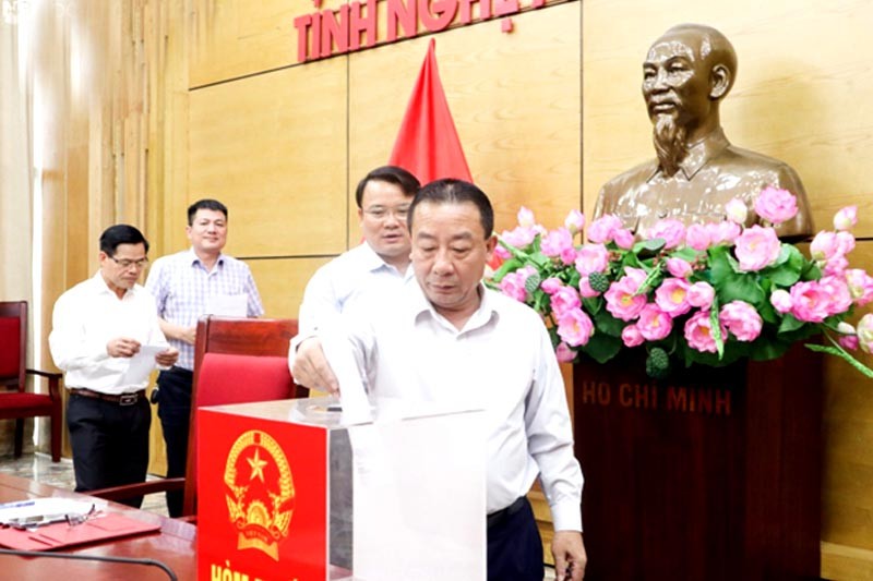Các thành viên hội đồng thẩm định NTM tỉnh bỏ phiếu công nhận các xã về đích NTM, NTM nâng cao, NTM kiểu mẫu đợt 3/2022. cao, NTM kiểu mẫu đợt 3/2022