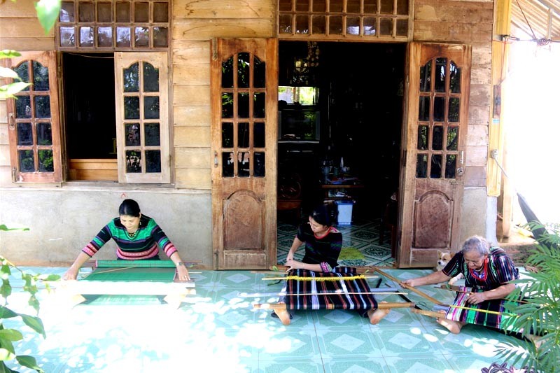 Gia đình nghệ nhân H’Bạch  có 3 thế hệ làm nghề dệt thổ cẩm Gia đình nghệ nhân H’Bạch  có 3 thế hệ làm nghề dệt thổ cẩm