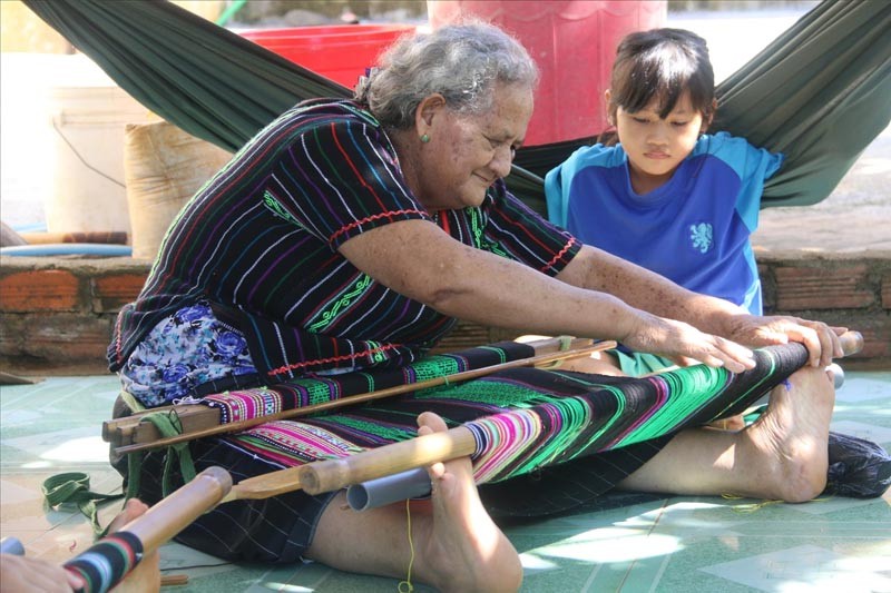 Nghệ nhân H’Bạch là một trong những nghệ nhân lão luyện trong nghề dệt thổ cẩm truyền thống ở Đắk Nôngdệt thổ cẩm truyền thống ở Đắk Nông Nghệ nhân H’Bạch là một trong những nghệ nhân lão luyện trong nghề dệt thổ cẩm truyền thống ở Đắk Nôngdệt thổ cẩm truyền thống ở Đắk Nông