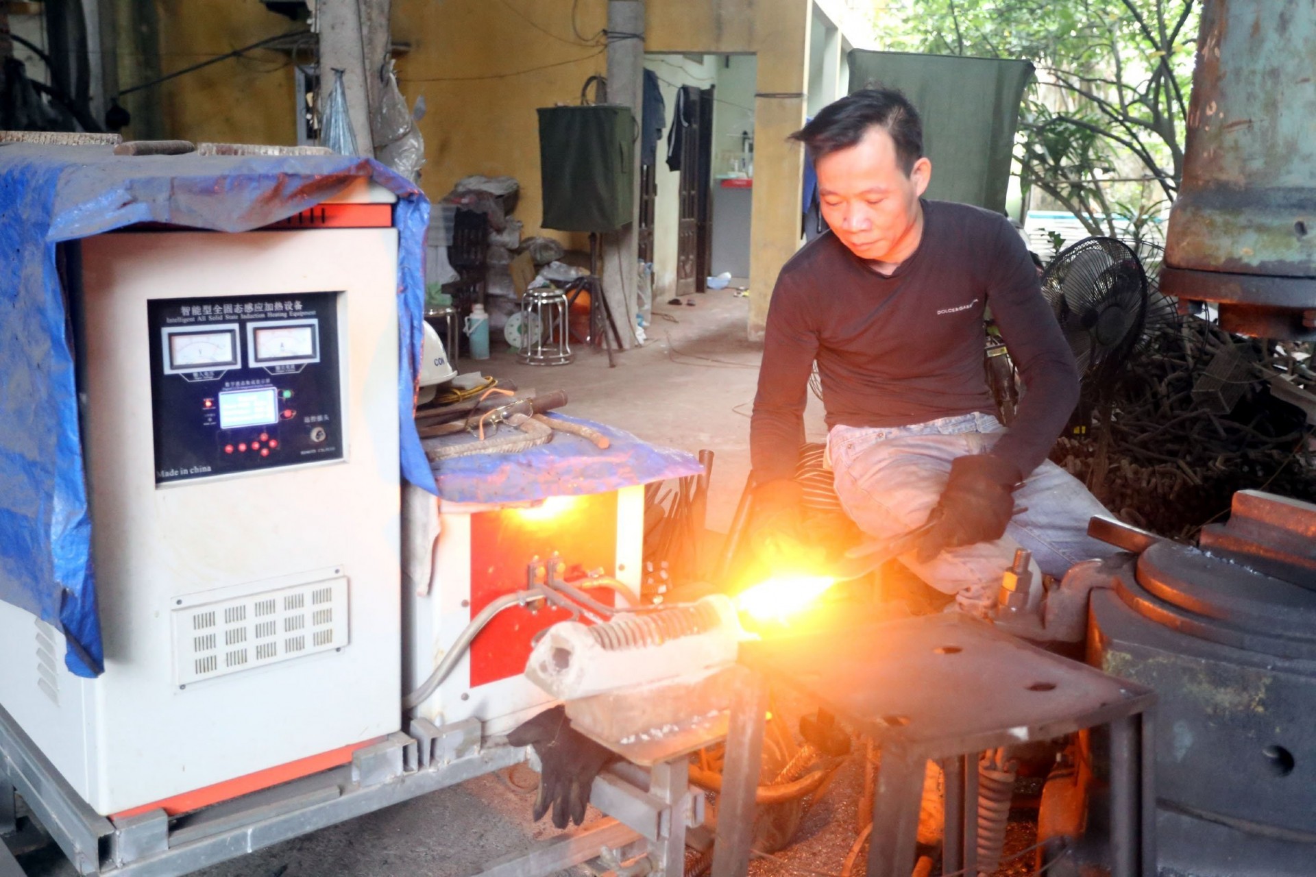 HTX Cơ khí Hải Dương, xã Lý Nhân (Vĩnh Tường) đầu tư trang thiết bị hiện đại, áp dụng tiến bộ khoa học, kỹ thuật vào sản xuất nghề rèn truyền thống, giúp giảm thiểu chất thải, khí thải ra môi trường. Ảnh Thế Hùng HTX Cơ khí Hải Dương, xã Lý Nhân (Vĩnh Tường) đầu tư trang thiết bị hiện đại, áp dụng tiến bộ khoa học, kỹ thuật vào sản xuất nghề rèn truyền thống, giúp giảm thiểu chất thải, khí thải ra môi trường. Ảnh Thế Hùng