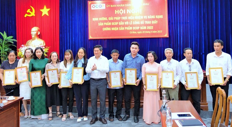 Trao giấy chứng nhận các sản phẩm OCOP được công nhận năm 2022 cho các chủ thể tại Cà Mau. Trao giấy chứng nhận các sản phẩm OCOP được công nhận năm 2022 cho các chủ thể tại Cà Mau.