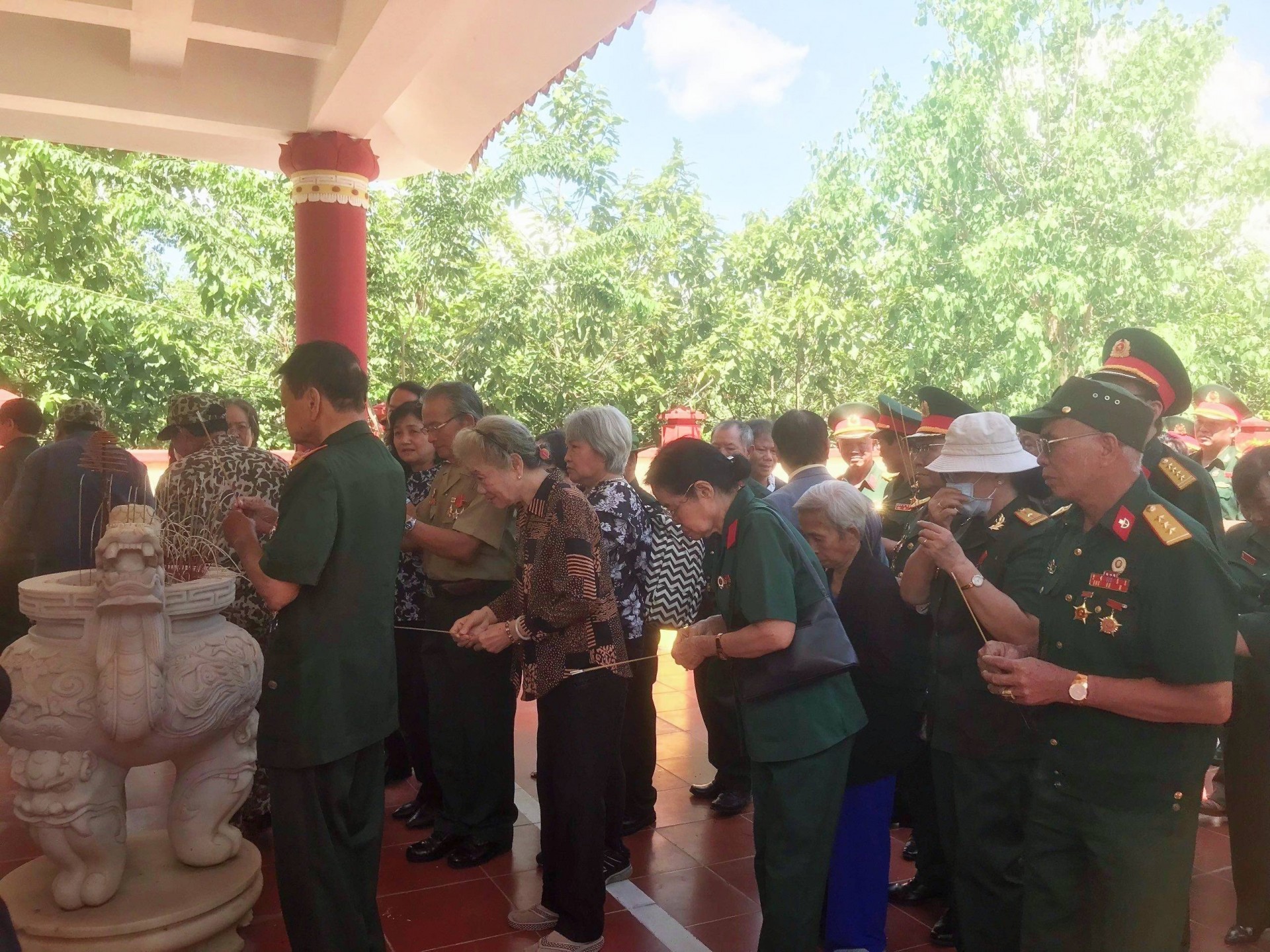 Đoàn đại biểu và khách mời dâng hương tại Tượng đài tri ân 582 Liệt sĩ của Tiểu đoàn 28