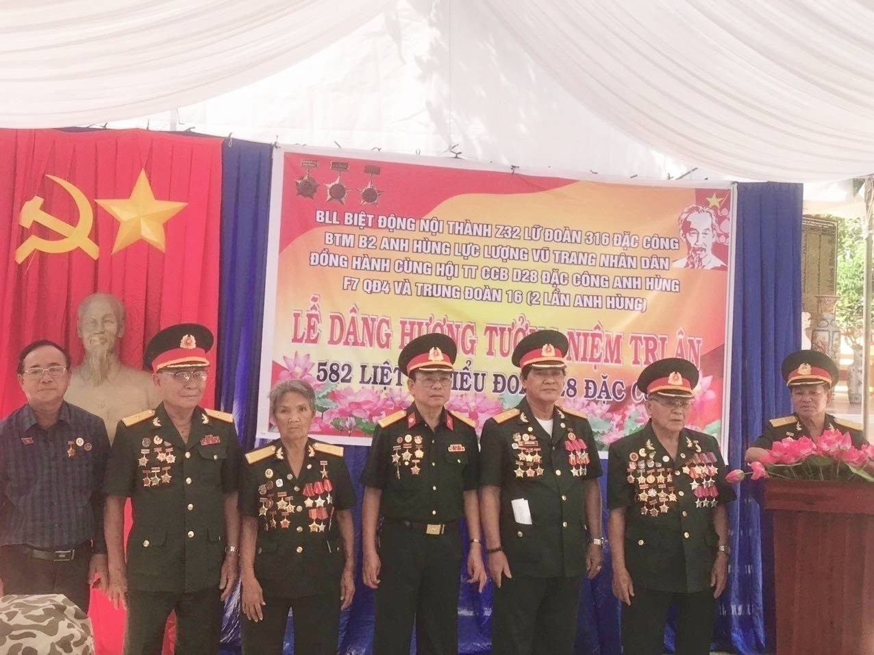 Các thành viên Đội Biệt động Nội thành và Ban liên lạc Trung đoàn 16 (Q16) Sài Gòn Gia Định nhận kỷ niệm chương từ ban tổ chức