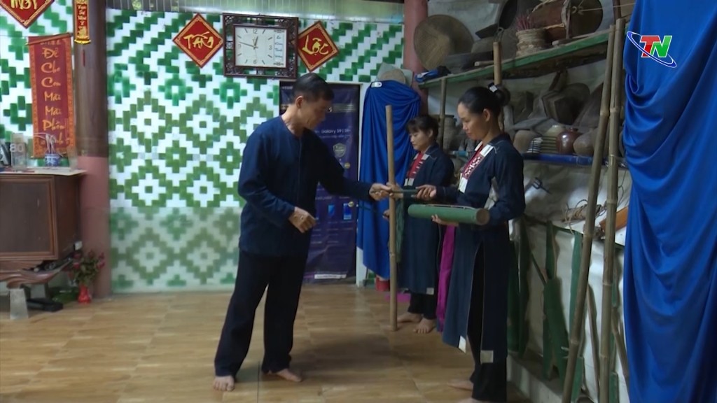 Từ khi tìm lại được điệu Tắc Xình cổ, nghệ nhân ưu tú Hầu Thanh Tĩnh thành lập Câu lạc bộ Bảo tồn văn hóa dân gian Sán Chay thu hút nhân dân địa phương tham gia Từ khi tìm lại được điệu Tắc Xình cổ, nghệ nhân ưu tú Hầu Thanh Tĩnh thành lập Câu lạc bộ Bảo tồn văn hóa dân gian Sán Chay thu hút nhân dân địa phương tham gia