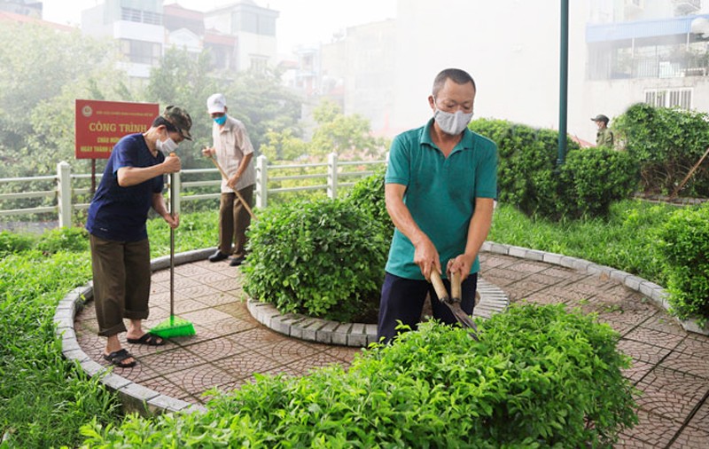 Người cao tuổi dọn vệ sinh, chăm sóc cây xanh tại một vườn hoa trên địa bàn phường Bồ Đề (quận Long Biên). Ảnh: Trọng Hiếu