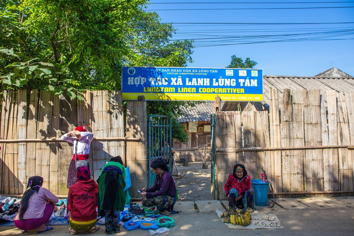 Làng nghề dệt lanh truyền thống người Mông hút khách Tây